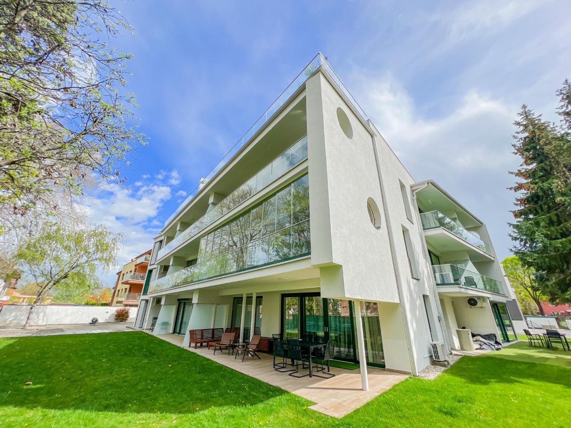 Villa Bauhaus Gold Siofok Exterior photo